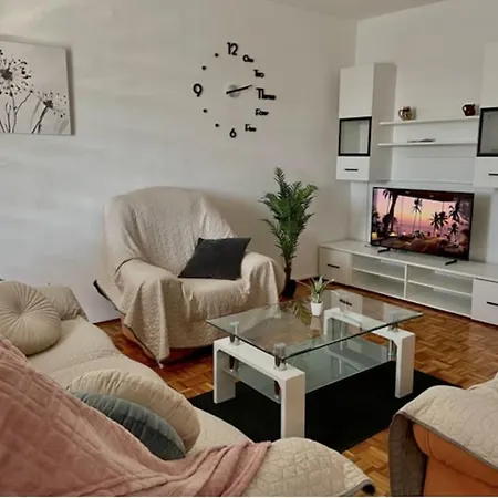 Neva ,prostrani Stan U Blizini Mora Appartamento