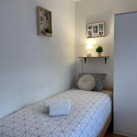 Neva ,prostrani Stan U Blizini Mora Pola