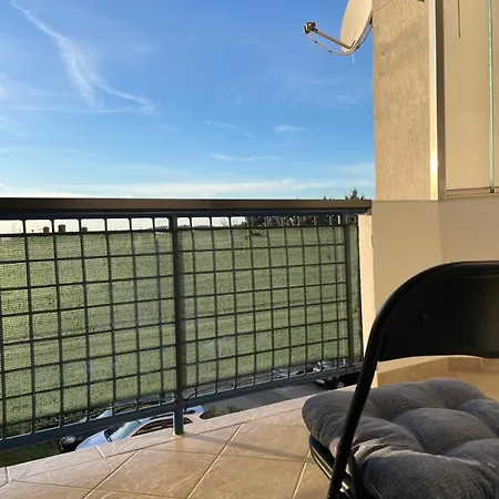 Neva ,prostrani Stan U Blizini Mora * Pola