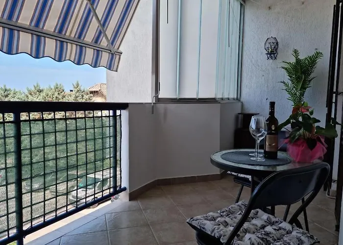 Neva ,prostrani Stan U Blizini Mora Pula