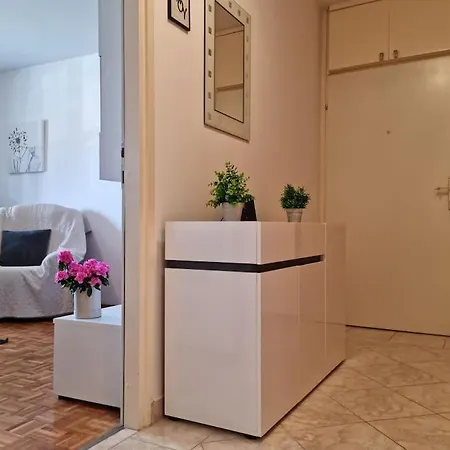 Apartment Neva ,prostrani Stan U Blizini Mora