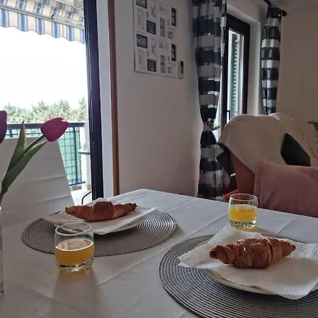 Neva ,prostrani Stan U Blizini Mora بولا